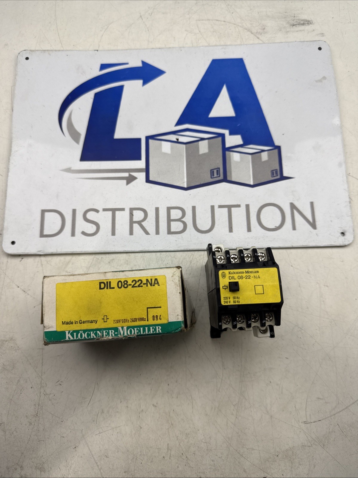 Klockner Moeller DIL 08-22-NA 300VAC 10A Max Contactor 110V 60Hz Coil