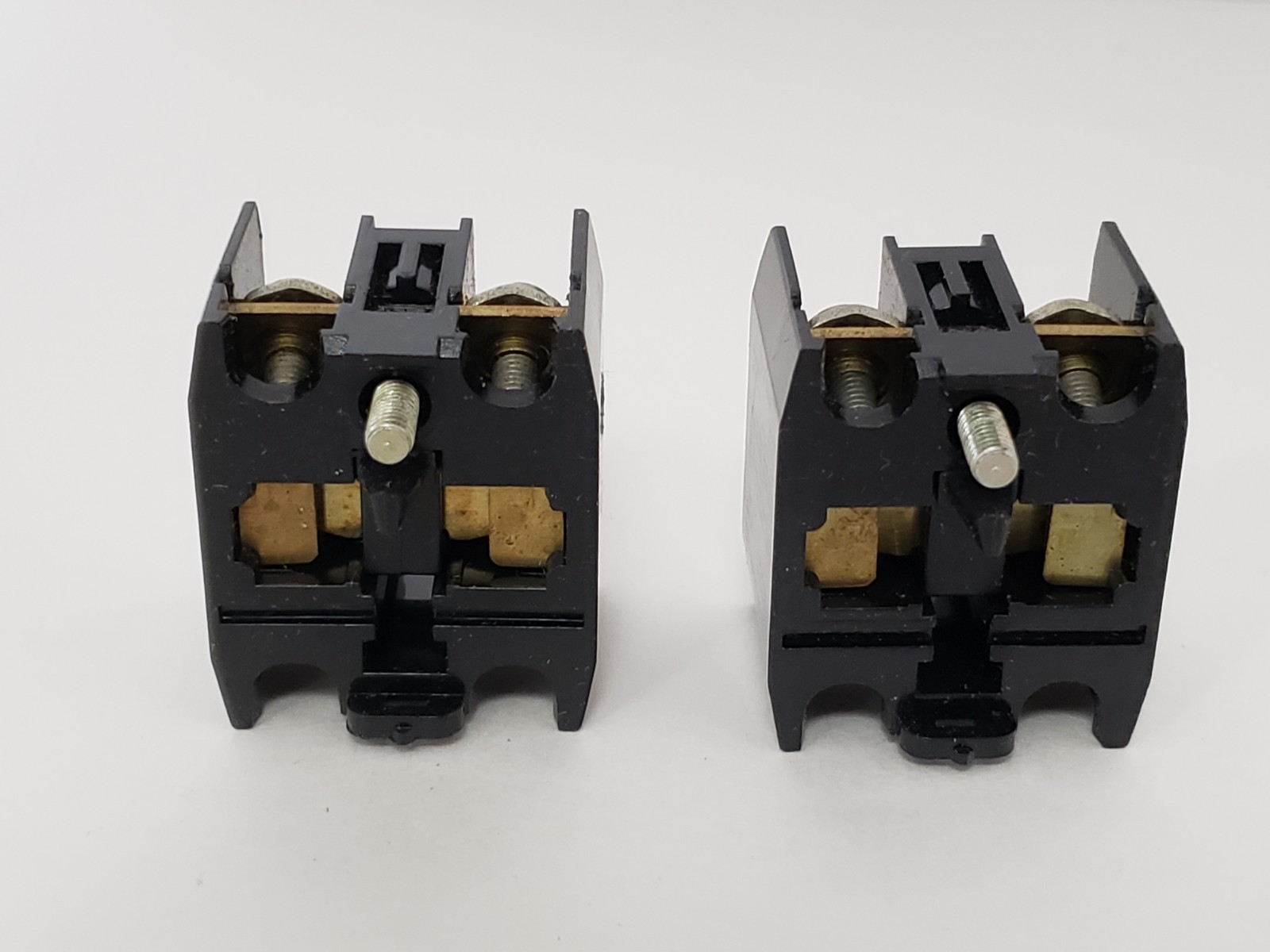CUTLER HAMMER E22C2 CONTACT BLOCK 1NO 1NC 600V 50/60HZ (LOT OF 2) NNB