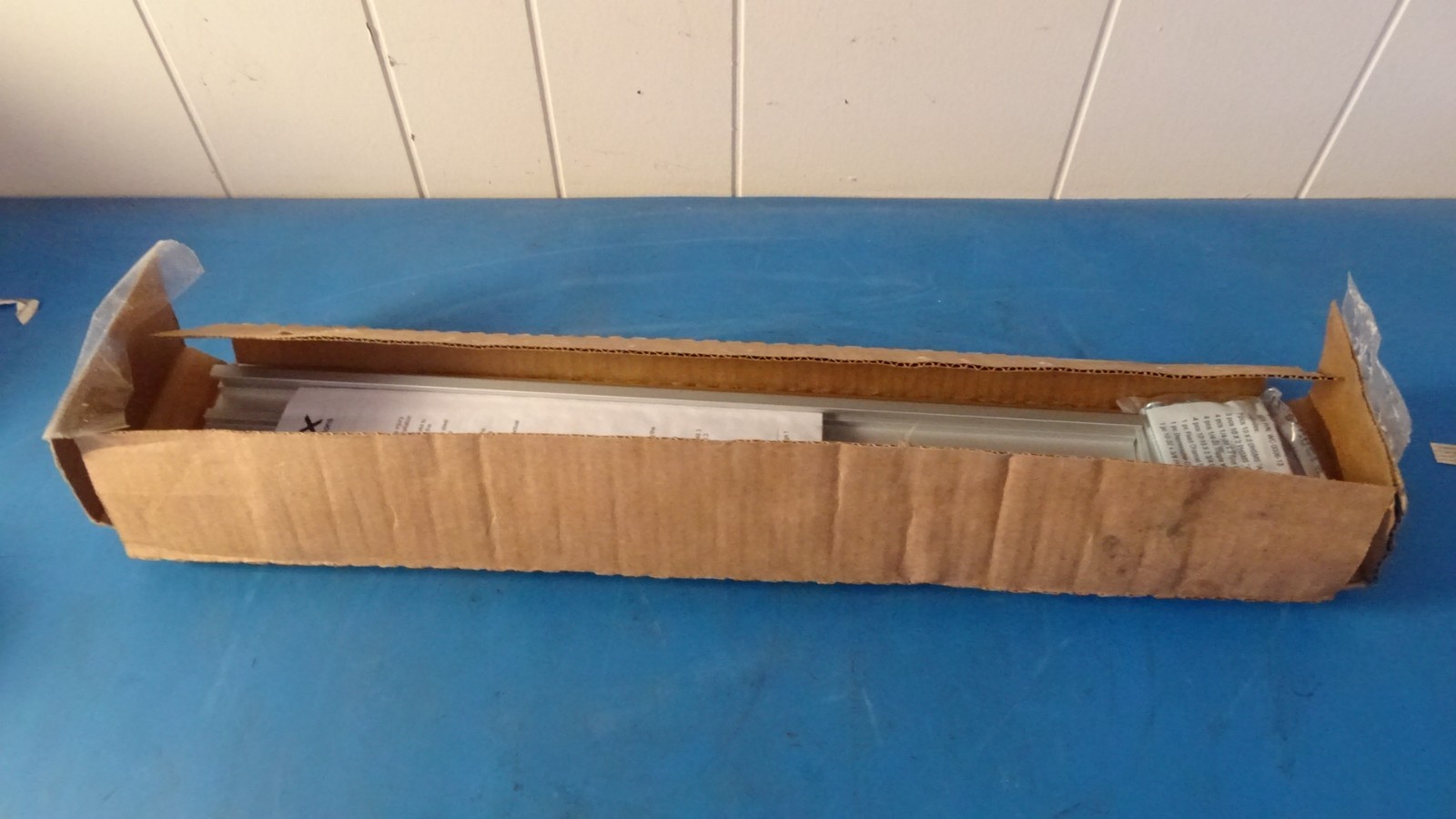 GCX WC-0002-05 Seismic 19″ 48.3cm Wall Channel Track Mounting Solution