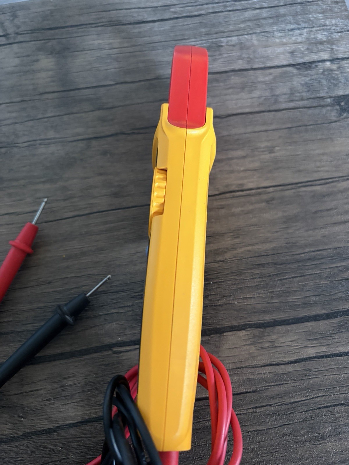Fluke 323 true rms clamp multimeter with leads. Tested and working