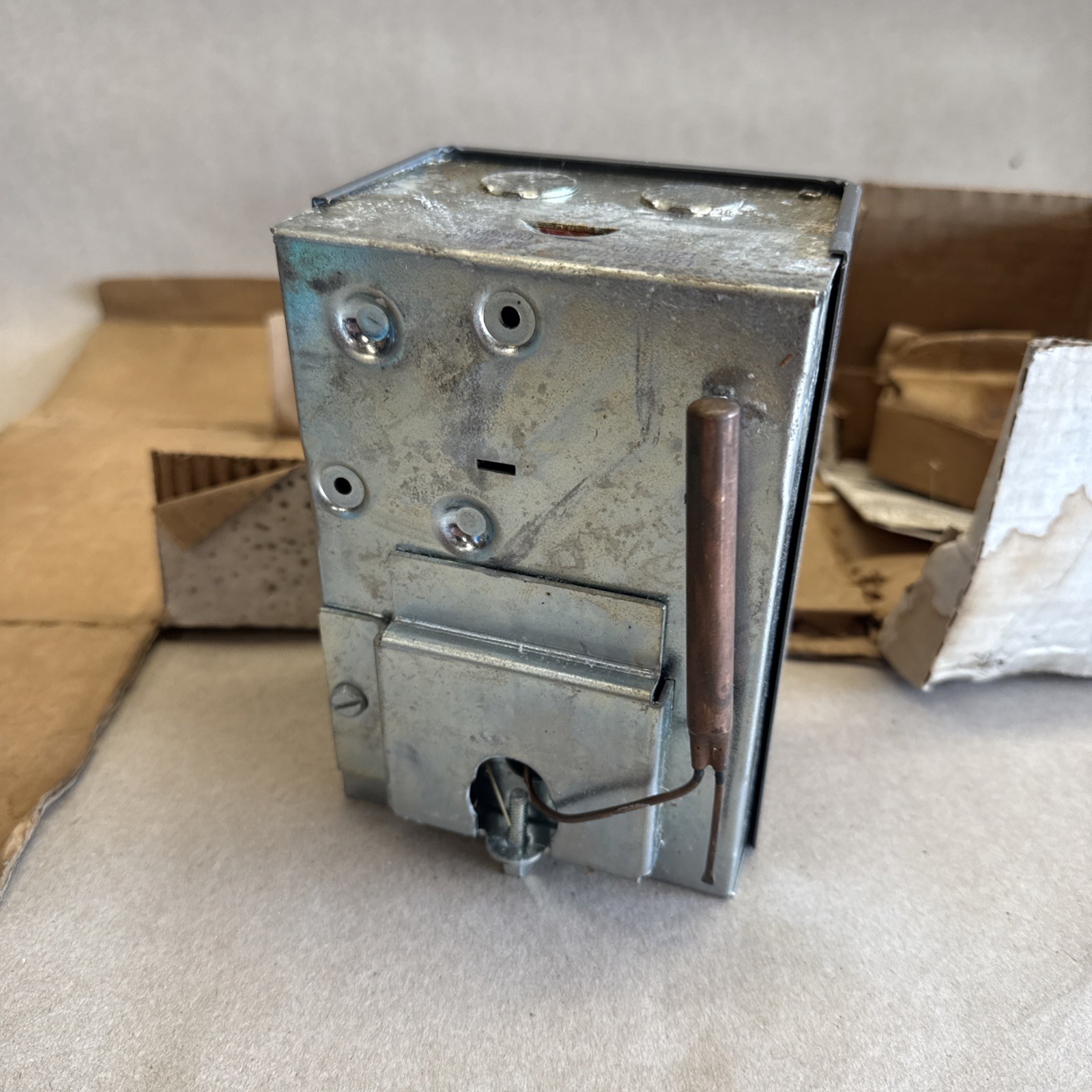 HONEYWELL L8124B1039 (MILLIVOTAGE) TRIPLE AQUASTAT RELAY