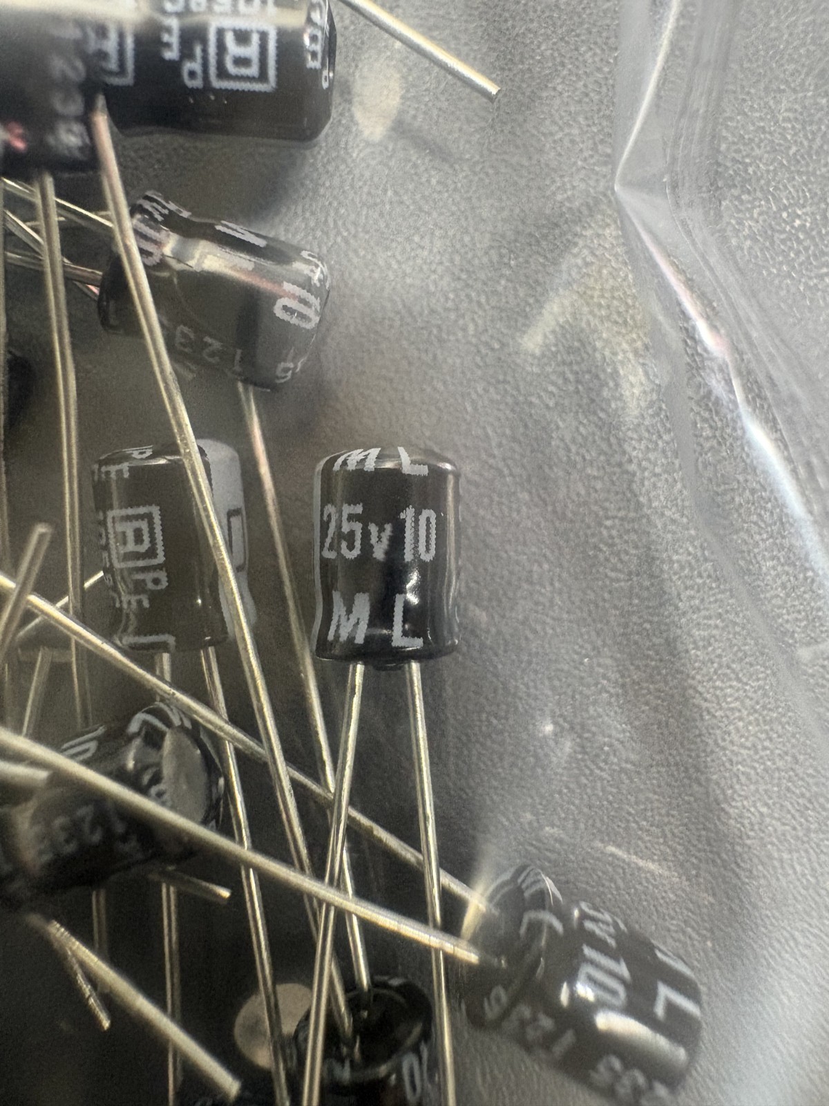 200pcs 10uF 25V Electrolytic Capacitors 105°C Radial Through Hole Japan