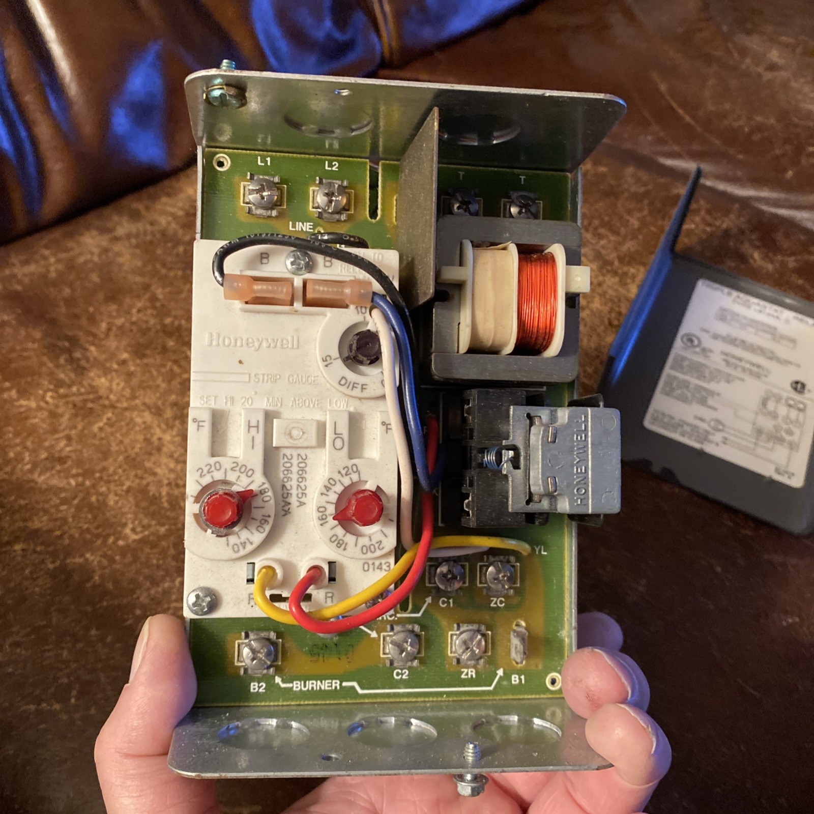 Honeywell Triple Aquastat Relay L8124A,C Open Box No Packaging New
