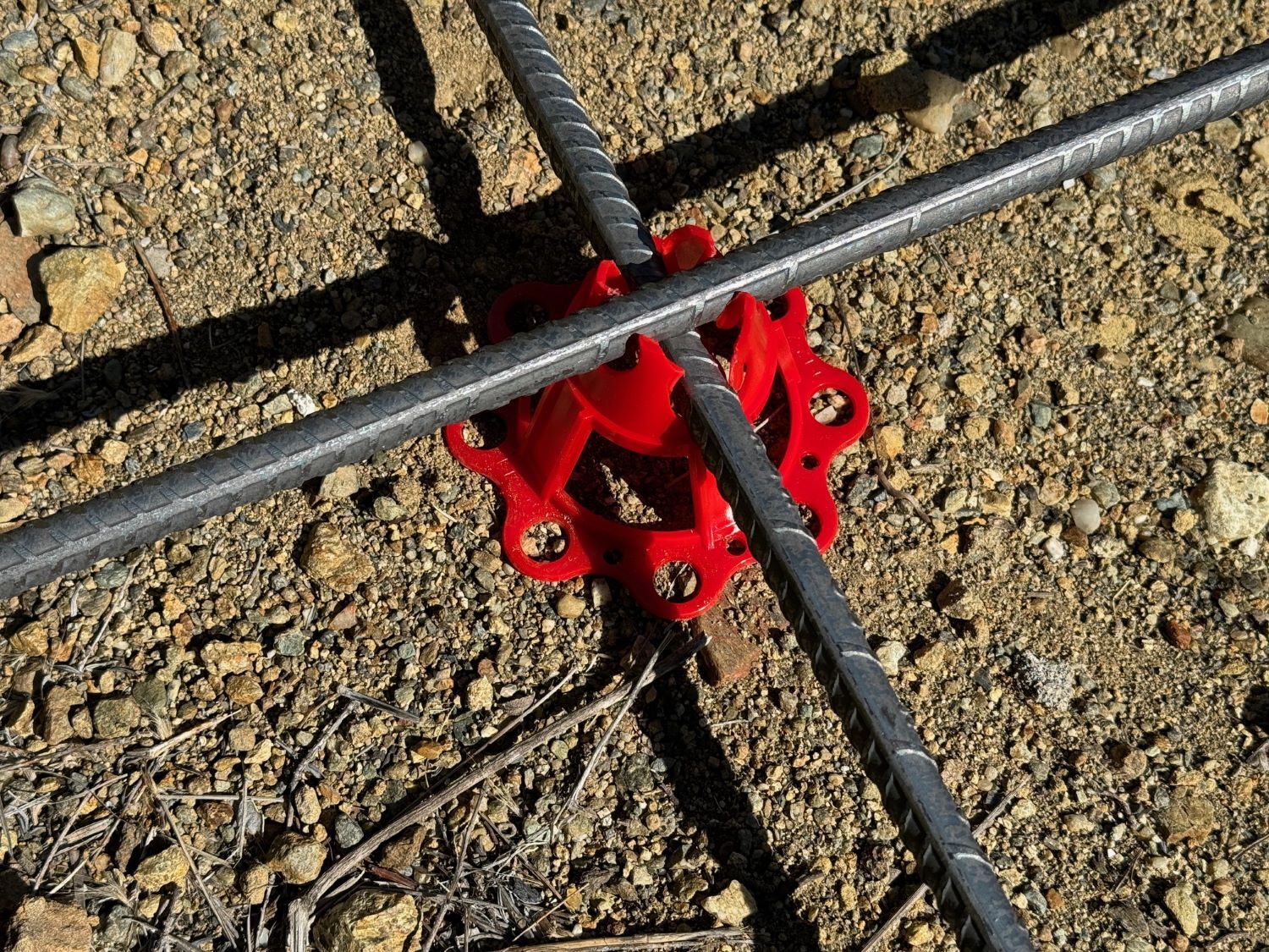 Sandbaggy Plastic Rebar Chair – Elevates Rebar 1 ½» or 2″ – Rebar #3 to #5 (Red)