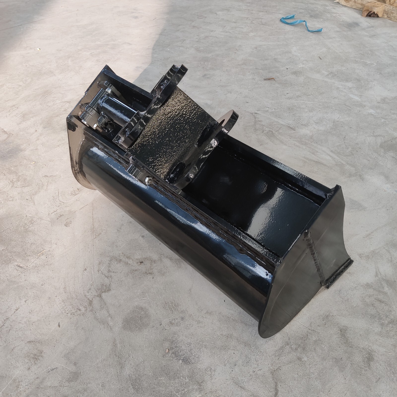 TYPHON Attachments 600mm Tilting Bucket Attachment for TYPHON Machinery Machine