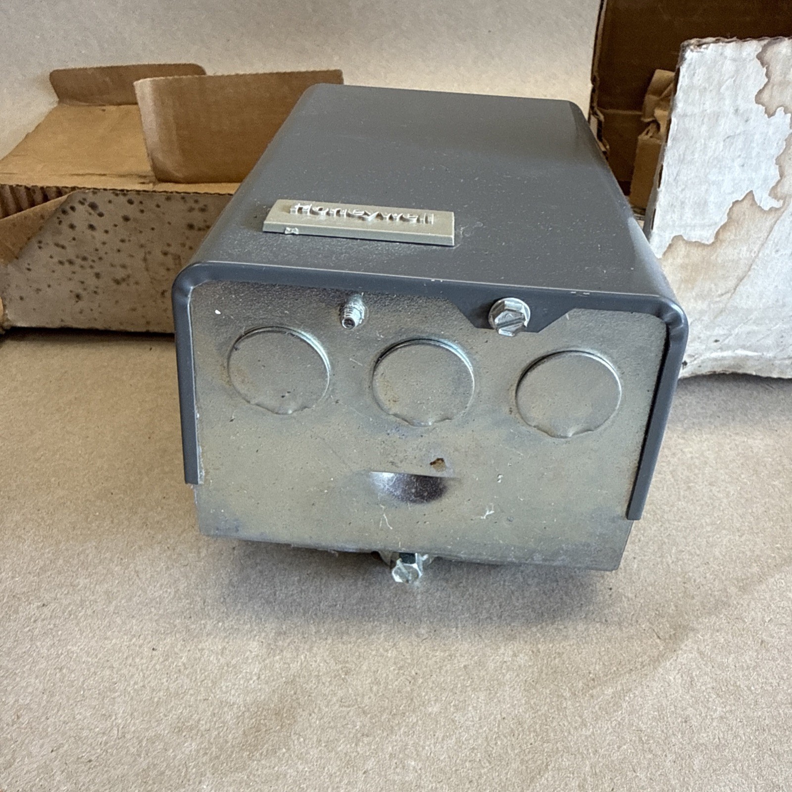HONEYWELL L8124B1039 (MILLIVOTAGE) TRIPLE AQUASTAT RELAY
