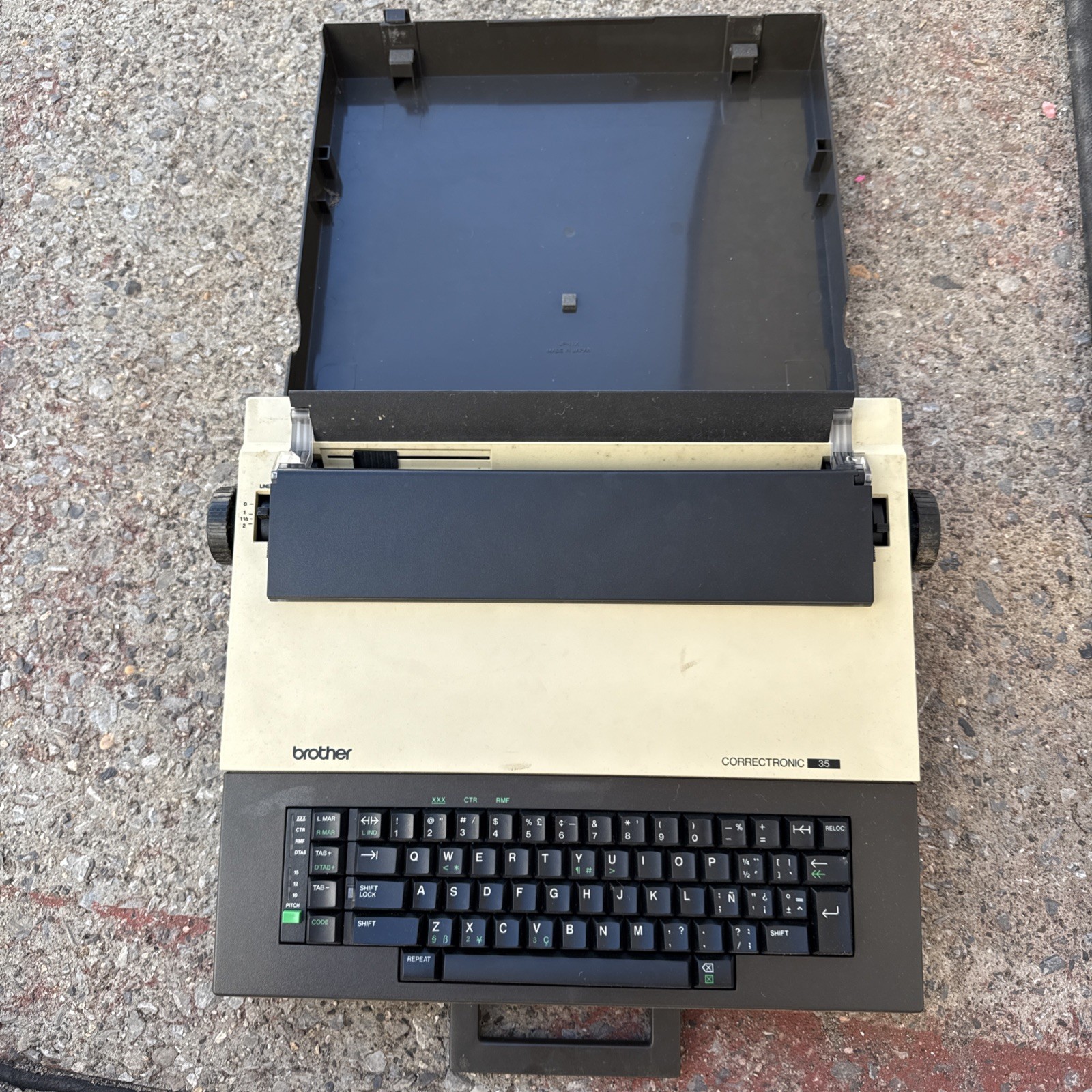 Brother Correctronic 35 Electric Typewriter 12″ carriage with lid