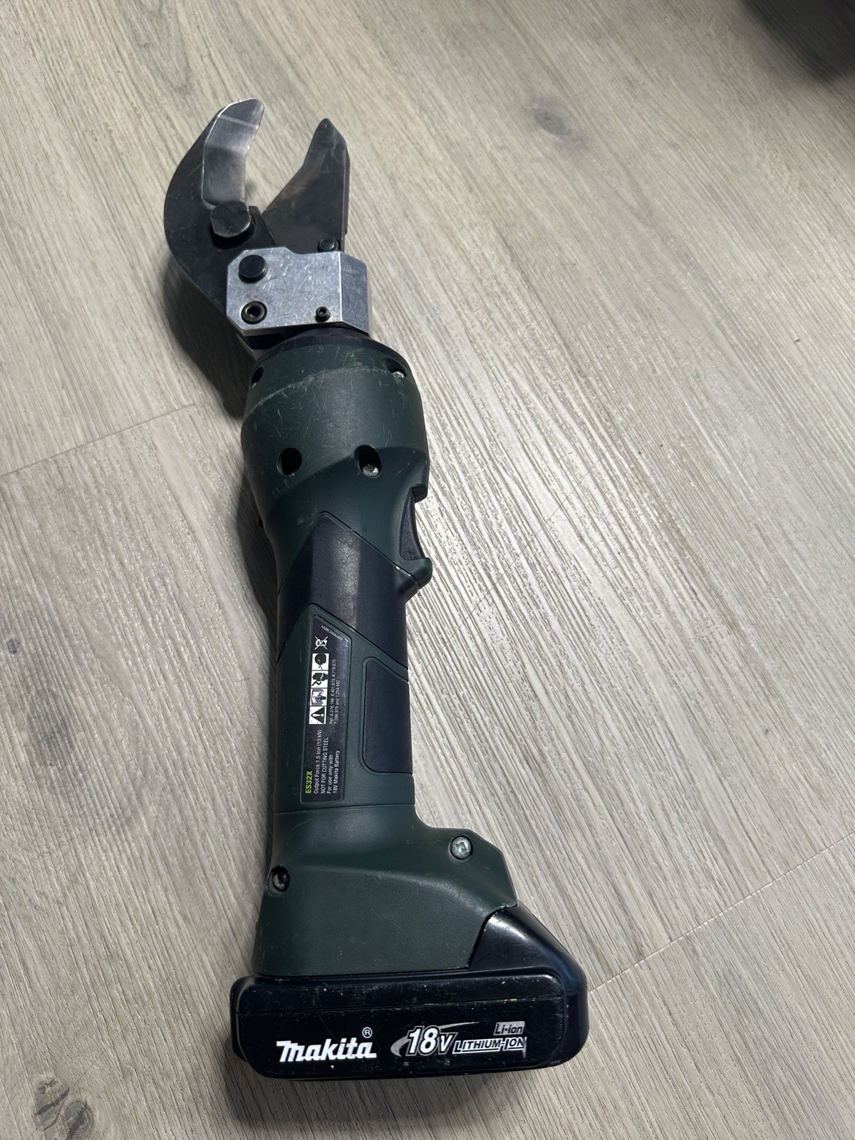 Greenlee Gator Cable Cutter ES32X W/Battery Pre-owned Very NICE SHEARS!
