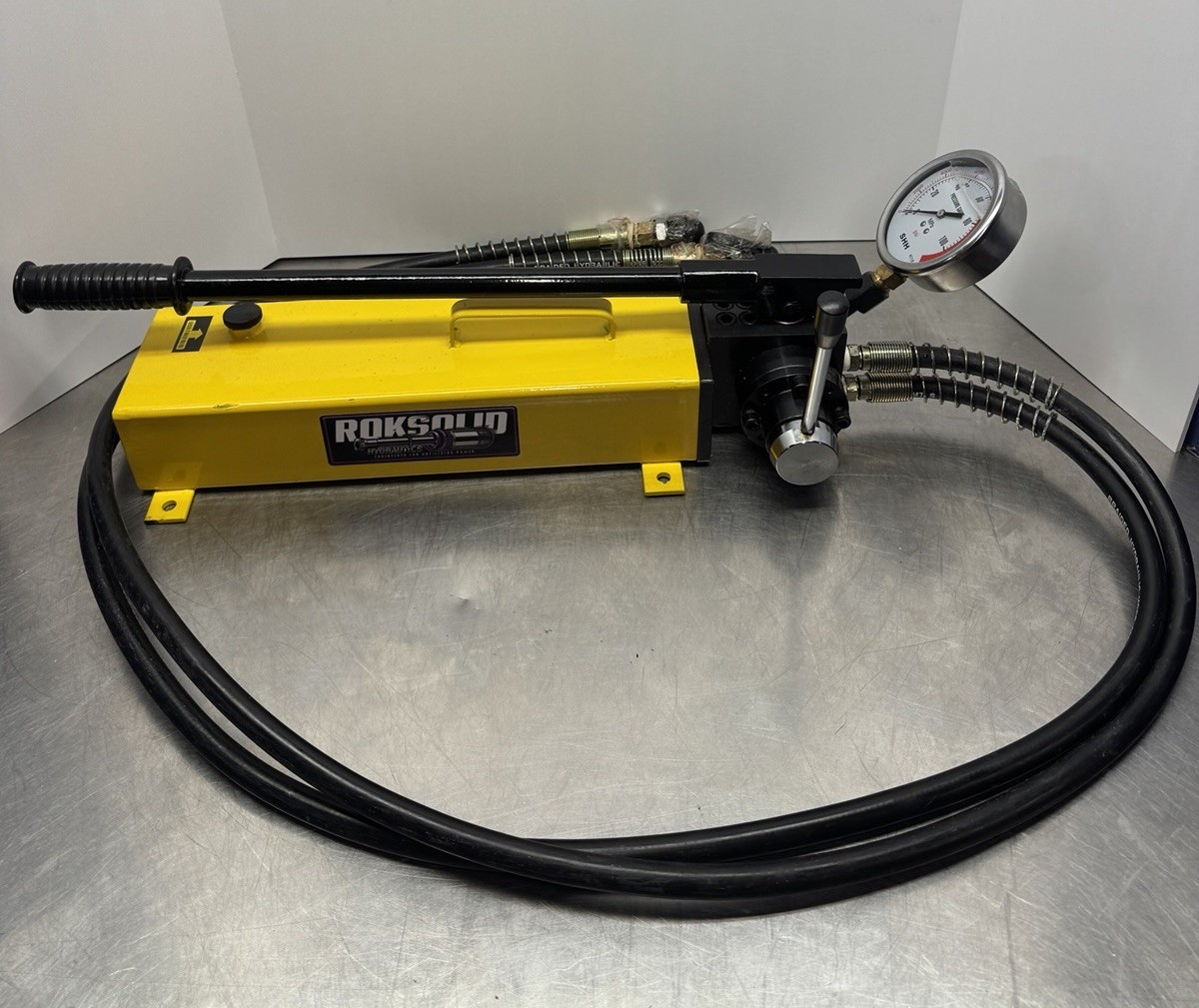 Double Acting Hydraulic Pump, Pressure Gauge (10.000psi – 183in³) (B-700S)