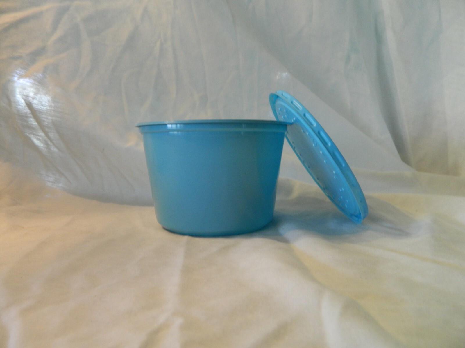 BLUE PLASTIC BAIT CUP WITH VENTED LID FREE SHIPPING MULTIPLY SIZES AND CT.