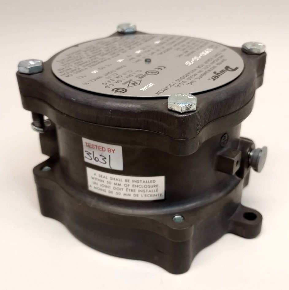 Dwyer 1950-10-2F Differential Pressure Switch 114037-05