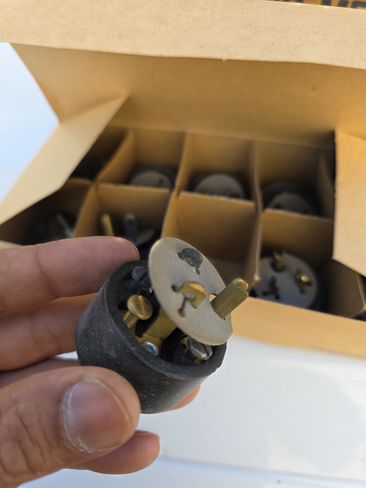 Plug 15A 125V 2Pole 3 Wier 1Box 100 Pieces