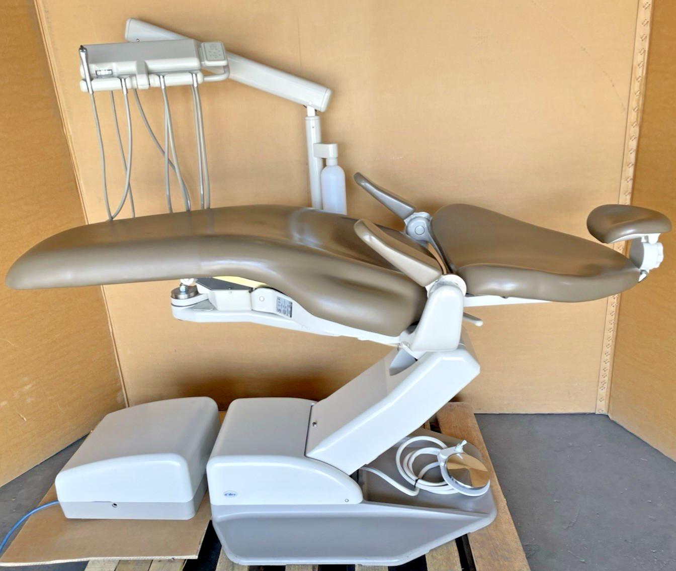 Adec Cascade 1040 Dental Exam Chair W/ Radius Post Mount 2122 DR Delivery Unit
