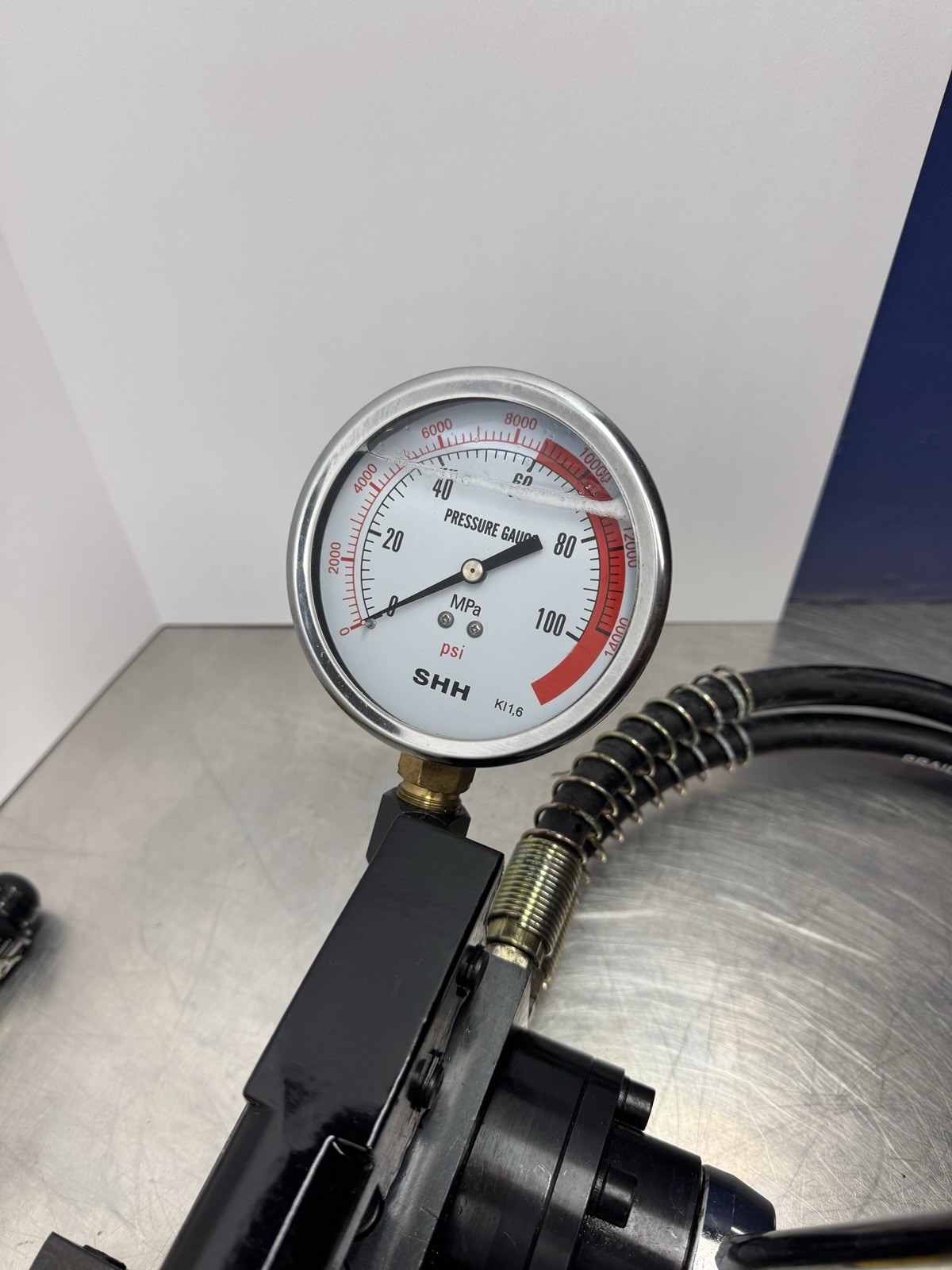 Double Acting Hydraulic Pump, Pressure Gauge (10.000psi – 183in³) (B-700S)