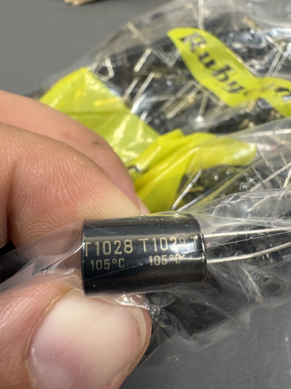 200x Rubycon 1000uF 16V Capacitors MCZ Low ESR 105°C Radial