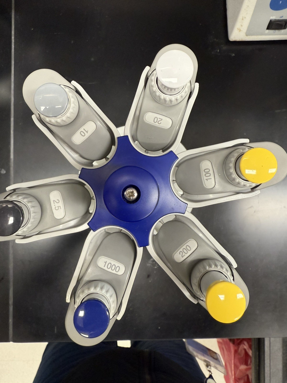 Set 6- Eppendorf Research Plus 2.5, 10, 20, 100, 200, 1000uL Pipette + Carousel