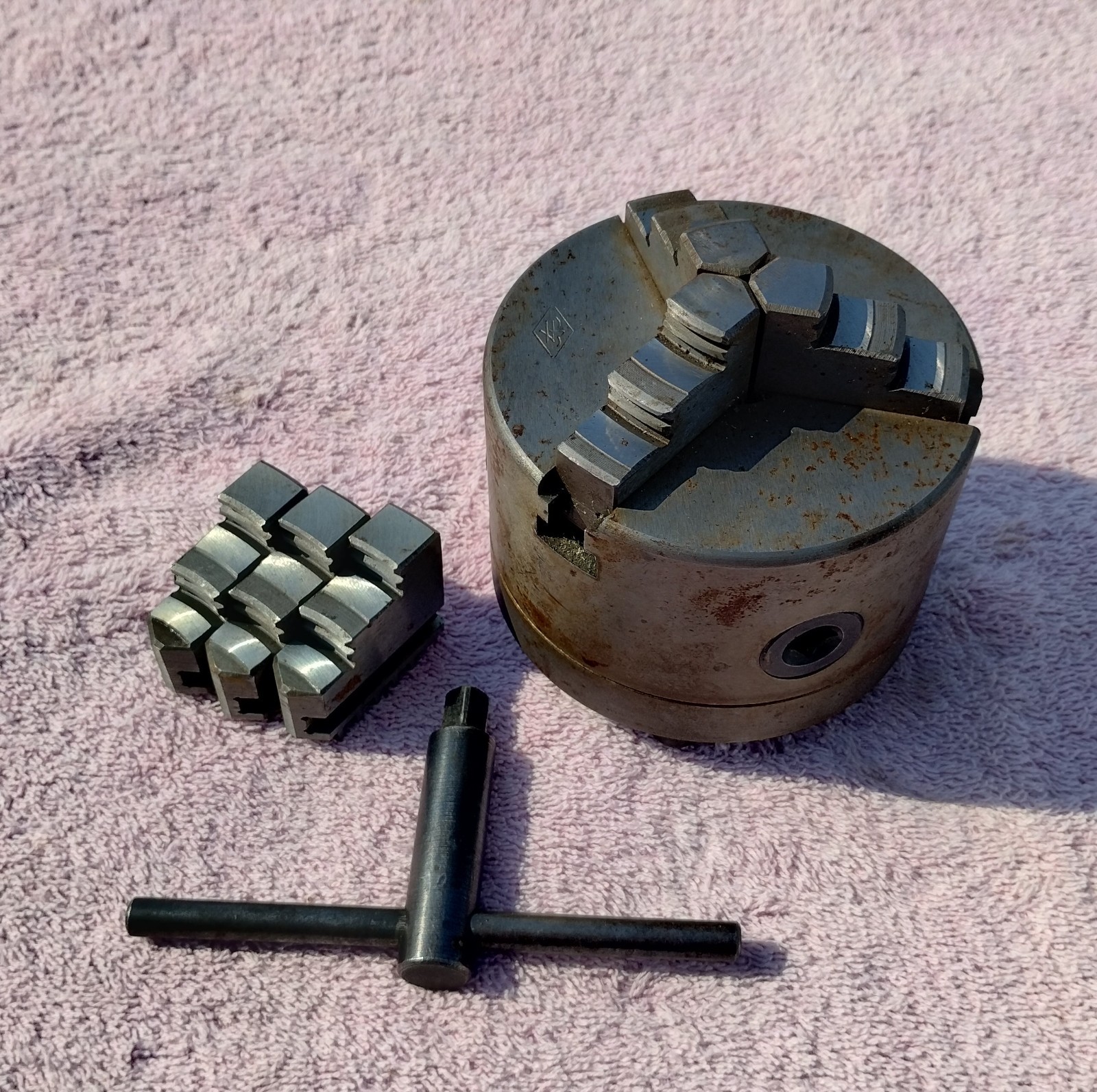 3-JAW 4″ SELF-CENTERING LATHE CHUCK with CHUCK KEY AND EXTRA JAWS