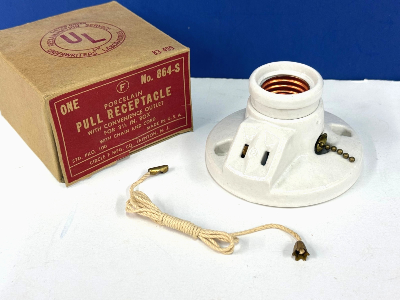 Glazed Porcelain LAMP HOLDER Pull Chain & Outlet 250W 125V CIRCLE F NEW 864-S