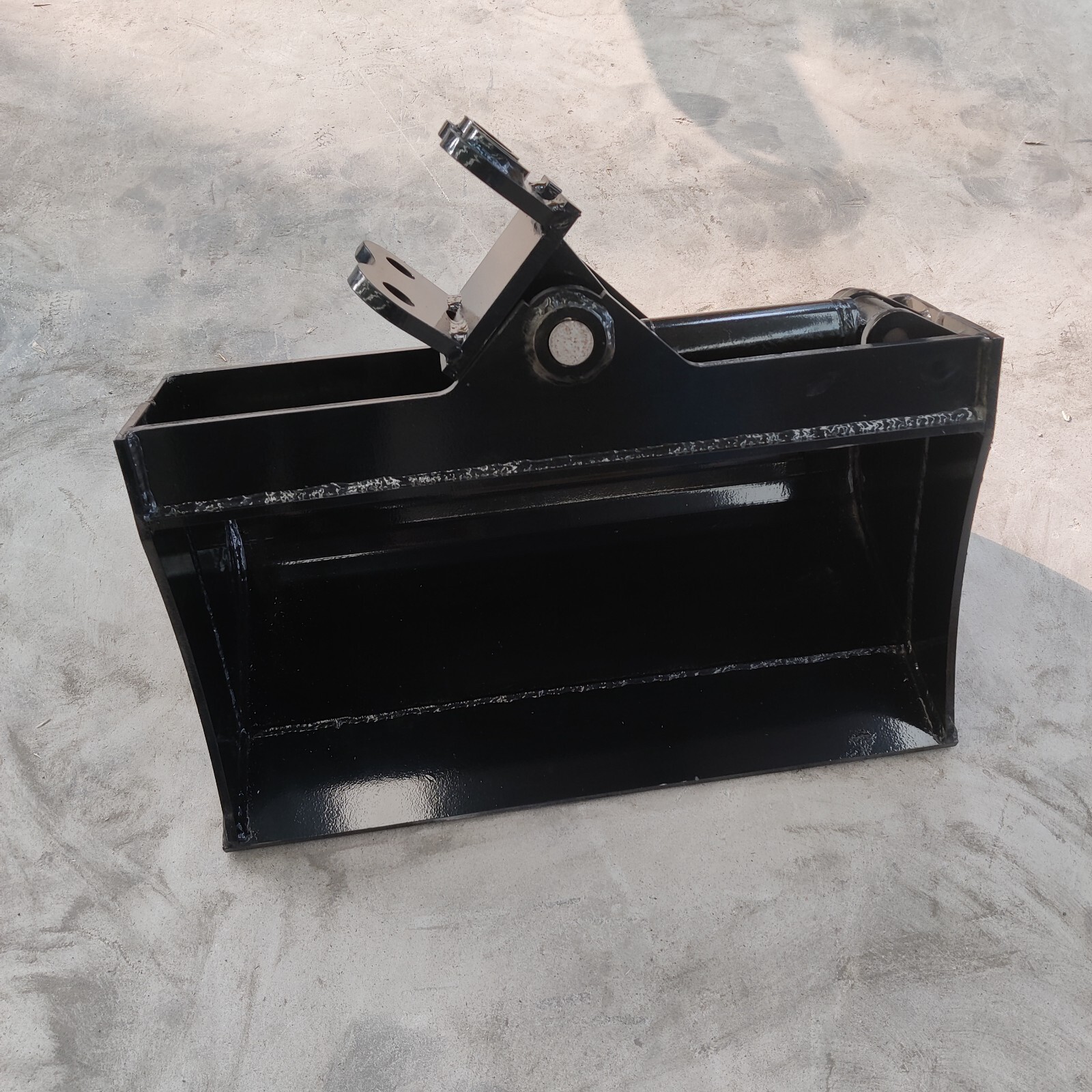 TYPHON Attachments 600mm Tilting Bucket Attachment for TYPHON Machinery Machine