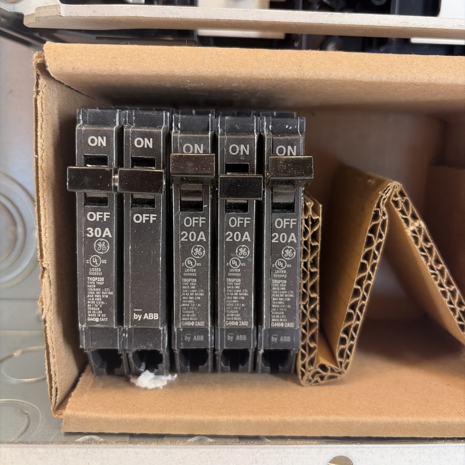 GE 200AMP 20/40 Indoor Main Breaker Load Center TM2020CCUBK1 Value Pack
