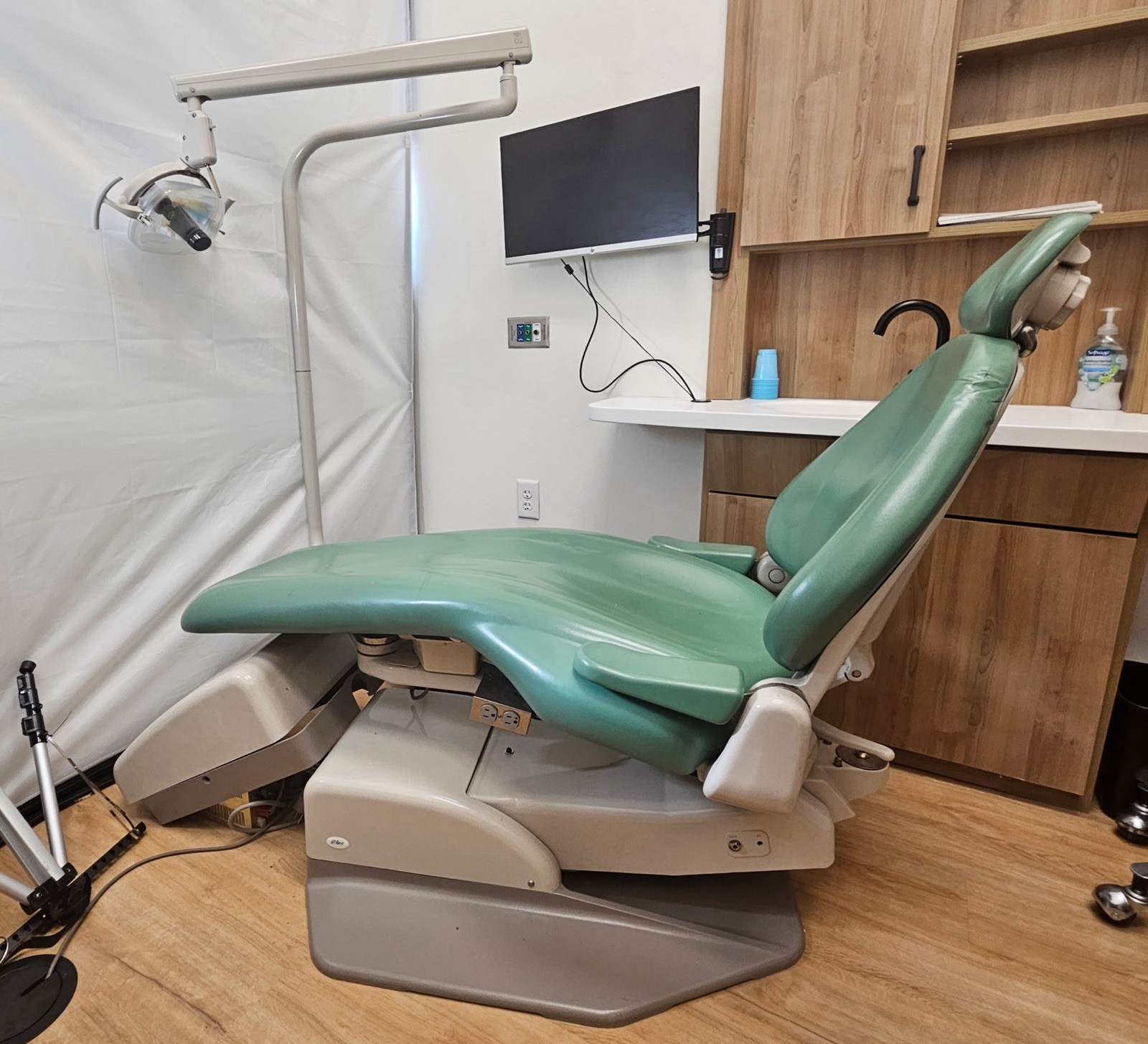 A-dec Dental Exam Chair Model 1040 MPN 1040 Green 120V 10A for Dentistry