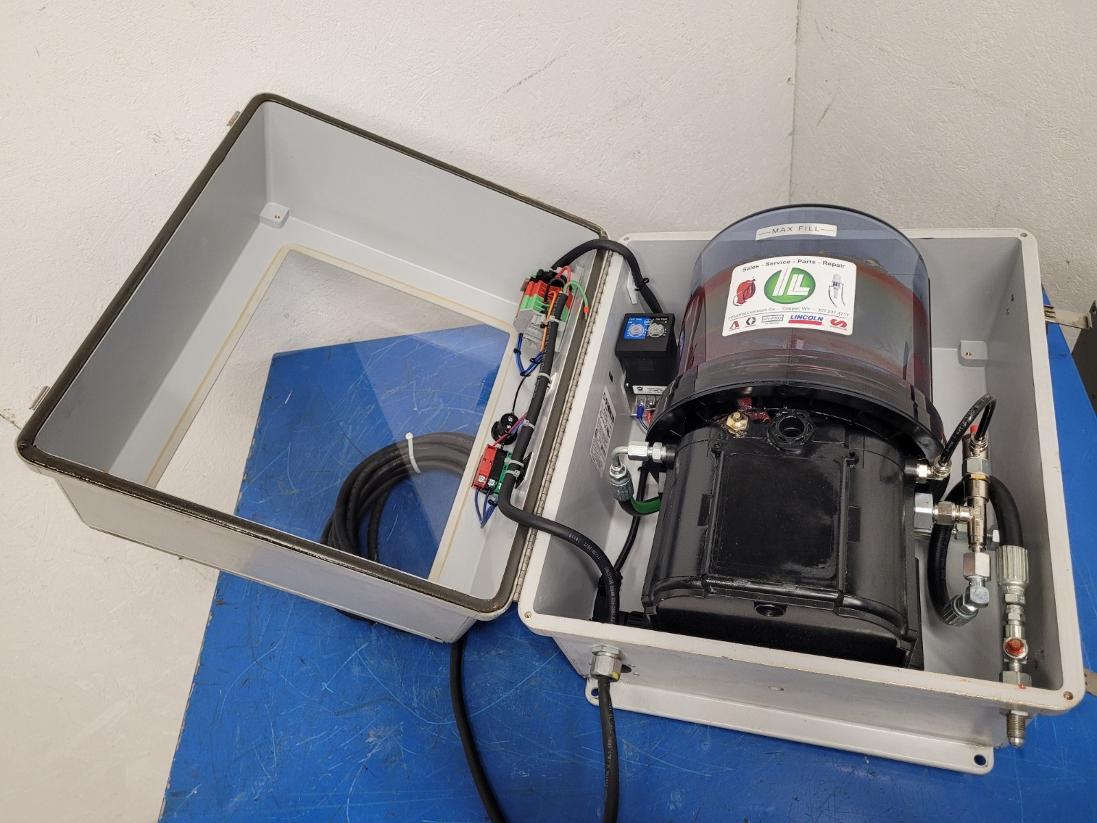 GRACO 96G287 24VDC 2.5A Automatic Machinery Grease Pump w/ Enclosure 24V 5100psi