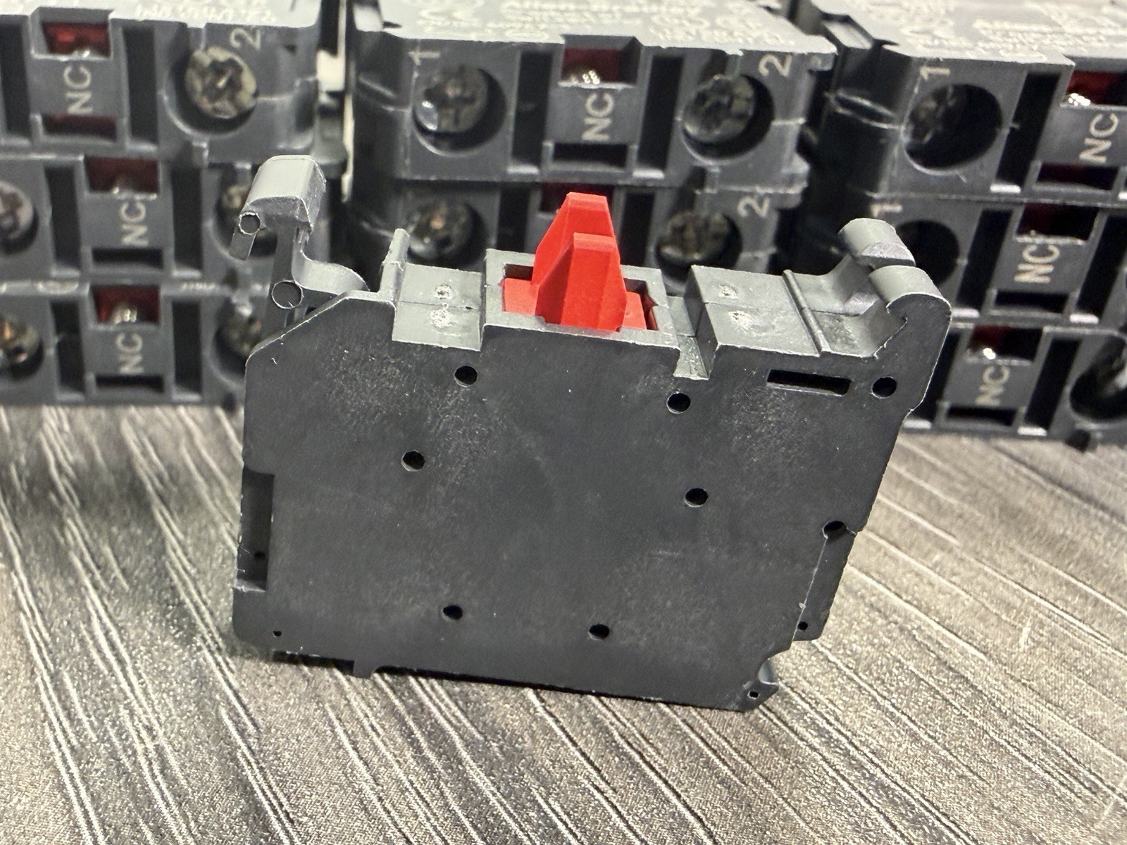 Allen‑Bradley 800F‑X01 Ser A Contact Block 1NO 600V Auxiliary Contact – QTY-10