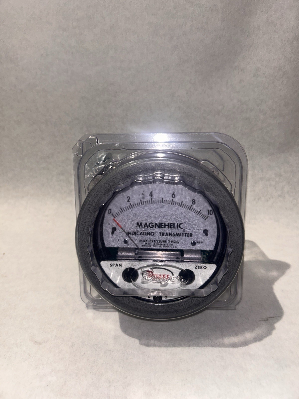 Dwyer 605-10 Differential Pressure Indicating Transmitter 0-10