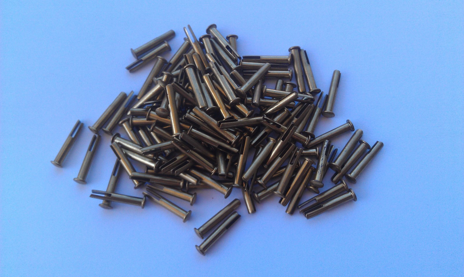 50~.085 (3/32) Diameter ~ 1/2″ Long ~ 9/64 Oval Head -Pure Brass Split Rivet