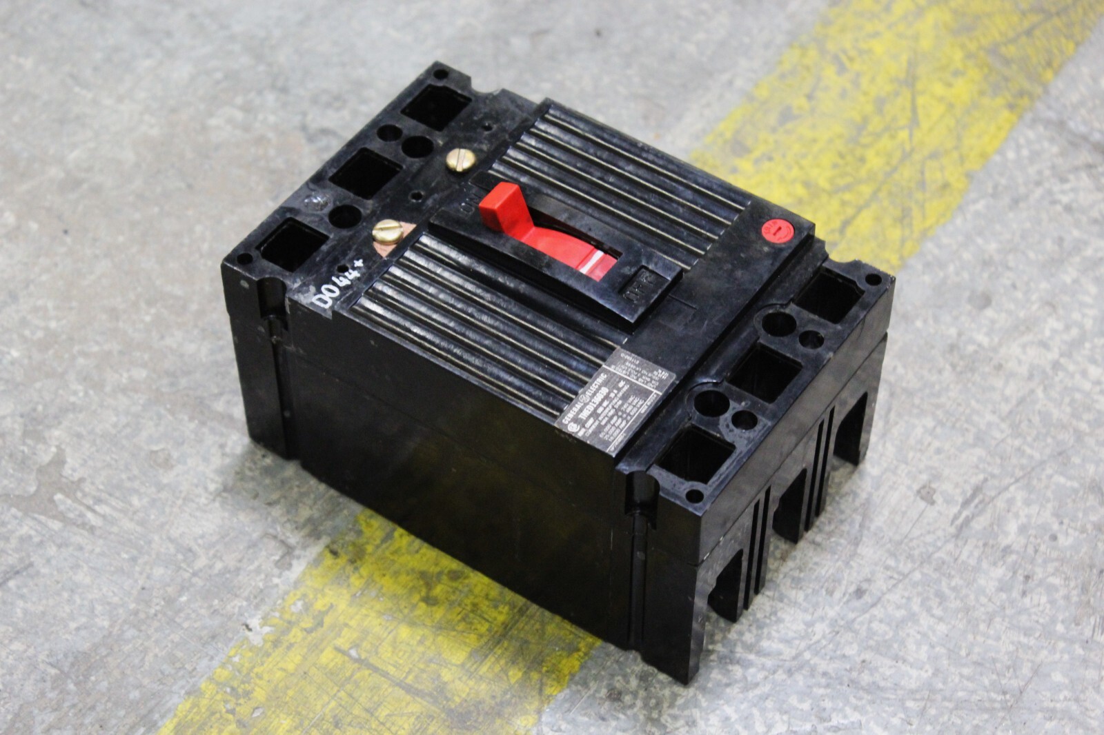 GE INDUSTRIAL CIRCUIT BREAKER BLACK LABEL SERIES THED136030 – 30 AMP 3 POLES
