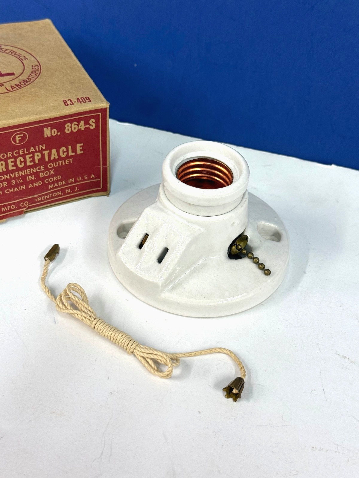 Glazed Porcelain LAMP HOLDER Pull Chain & Outlet 250W 125V CIRCLE F NEW 864-S