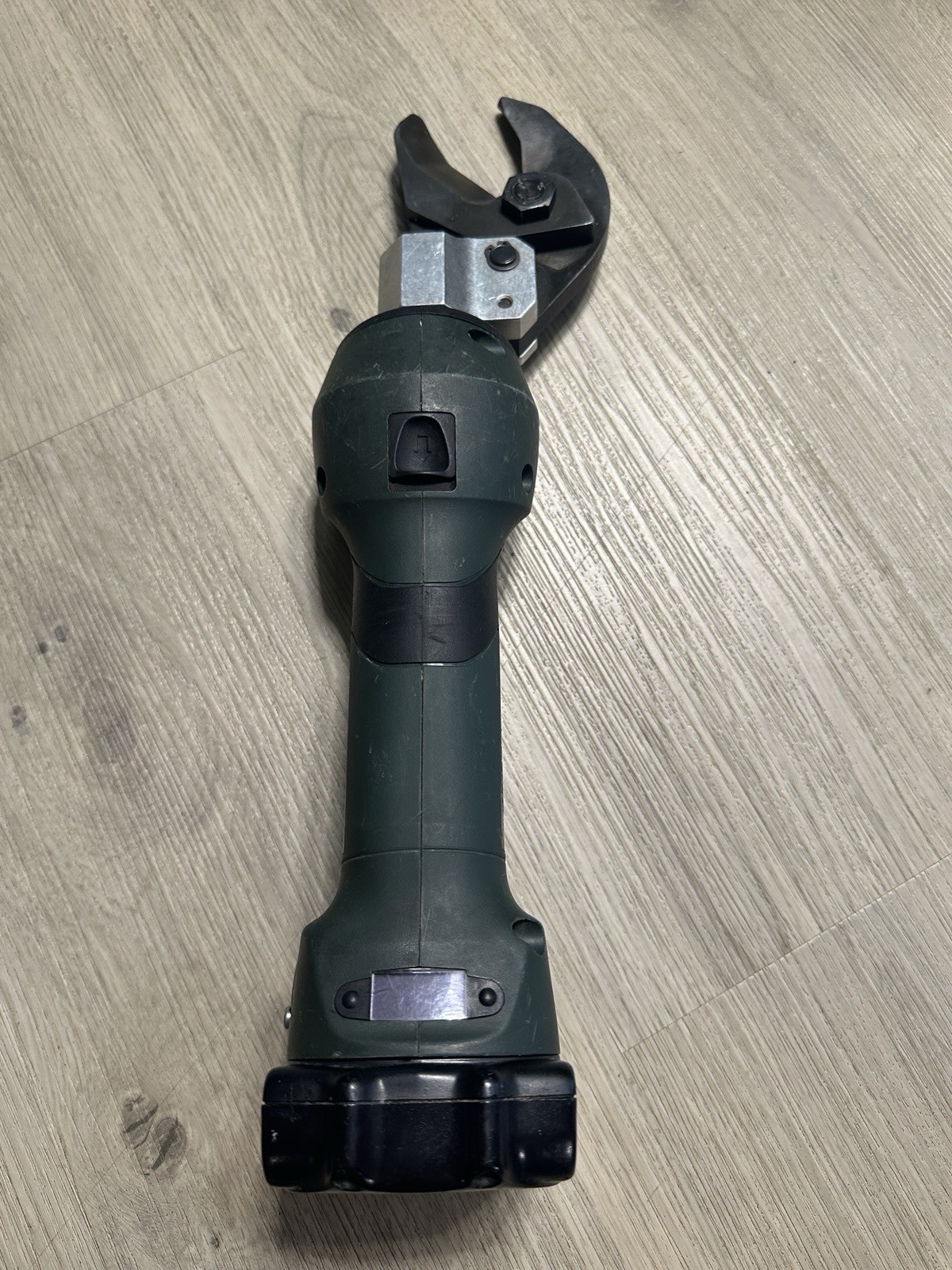 Greenlee Gator Cable Cutter ES32X W/Battery Pre-owned Very NICE SHEARS!