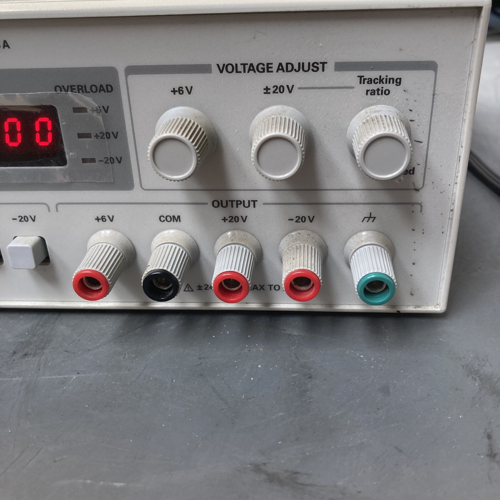 Agilent/Keysight E3630A 0-6V 2.5A/0-±20V 0.5A TRIPLE OUTPUT DC POWER SUPPLY