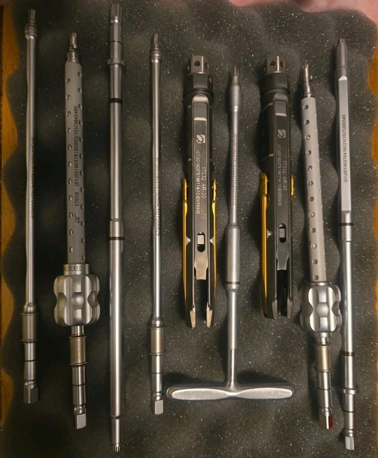 21 pieces with Ratcheting T-Handles, handle and adapters.