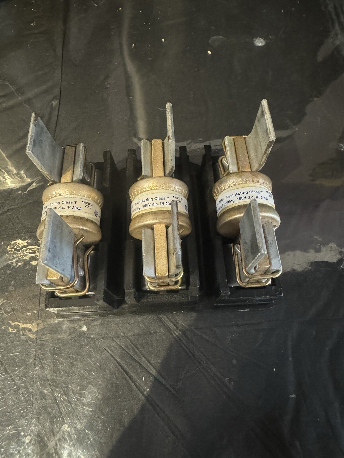 Used Square D FTL3200 Fusible Pull Out Switch 200 Amp includes the fuses.