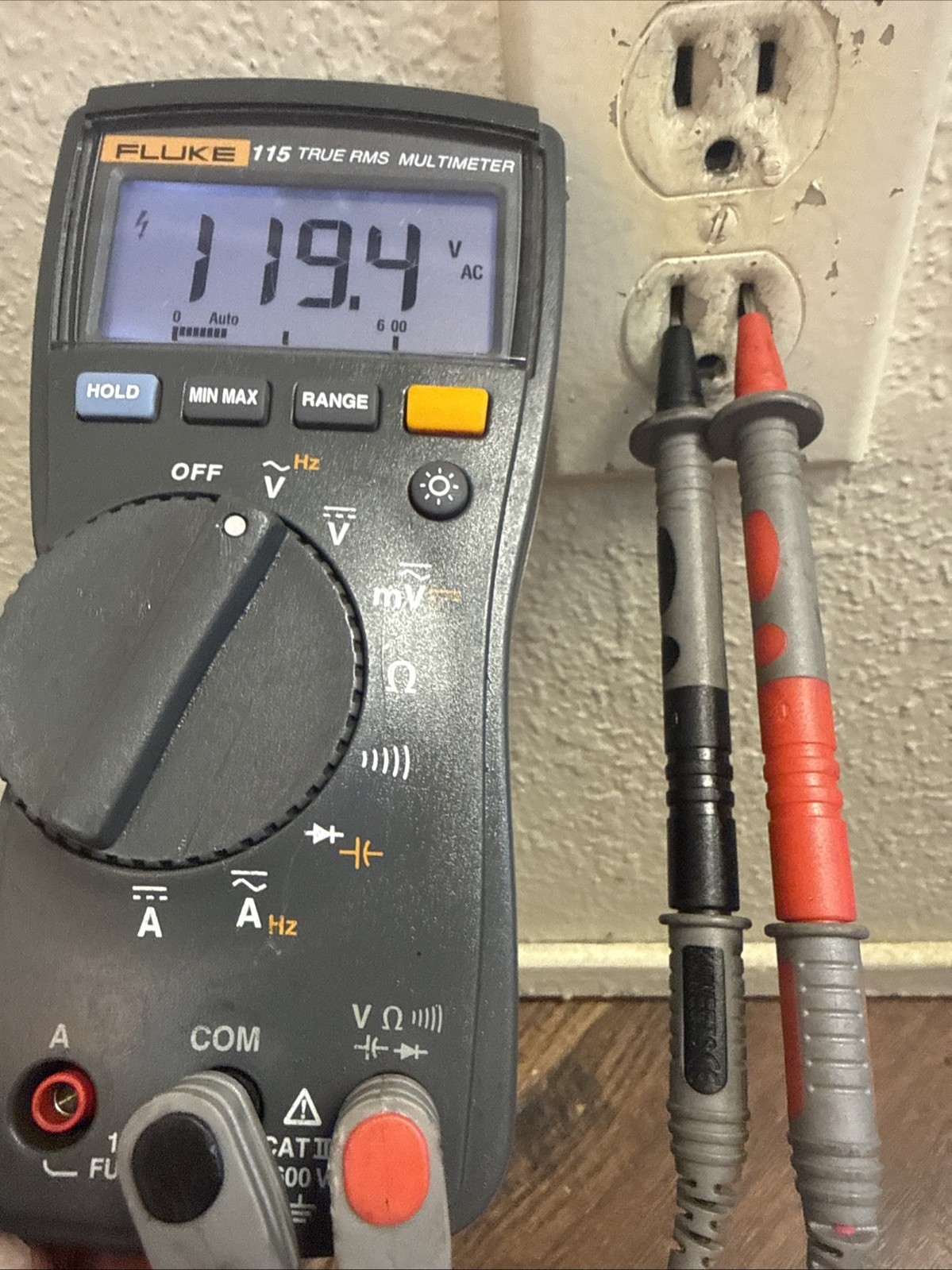 Fluke 115 True RMS Multimeter Leads 600V Cat III Ohms Range MV HZ Good