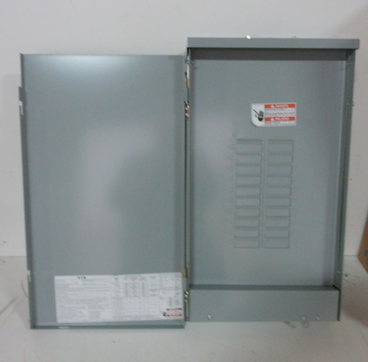 EATON CUTLER HAMMER OUTDOOR Load Center Main Lug 150A 120/240v 20 Spaces