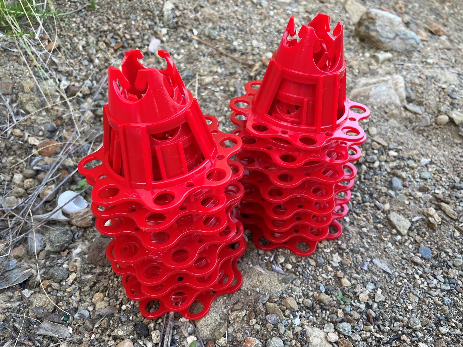 Sandbaggy Plastic Rebar Chair – Elevates Rebar 1 ½» or 2″ – Rebar #3 to #5 (Red)