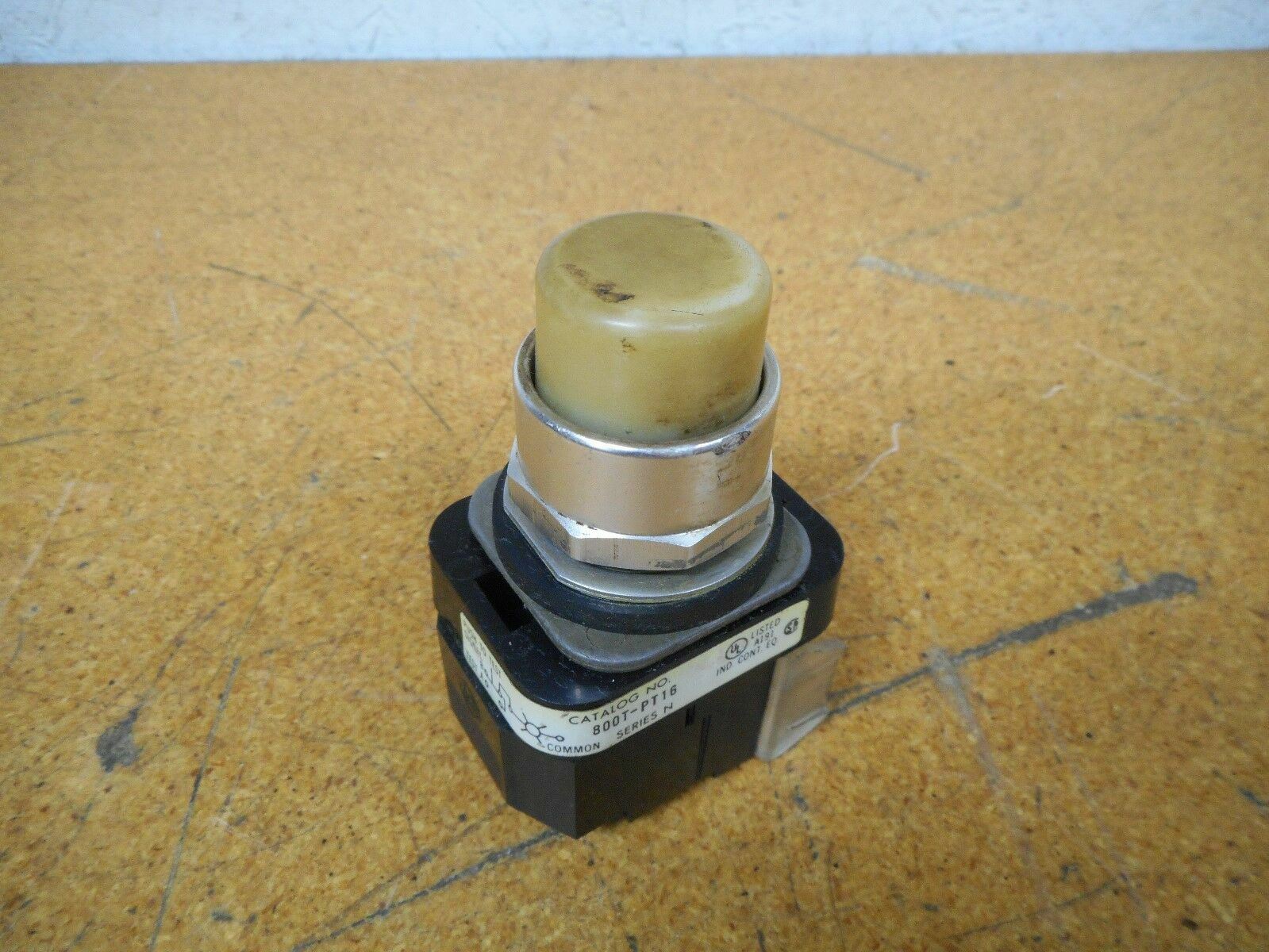 Allen Bradley 800T-PT16 Ser N Illuminated Pushbutton 120V 50/60Hz 800T-XA Contac
